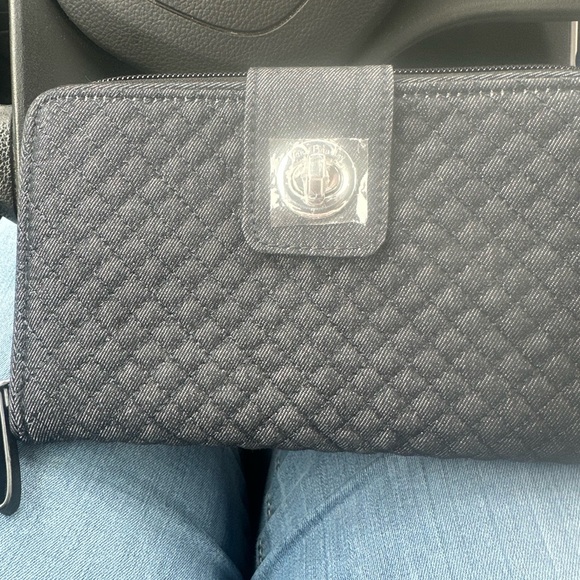 Vera Bradley NWT Denim Navy Iconic RFID Turnlock Wallet - Picture 2 of 5